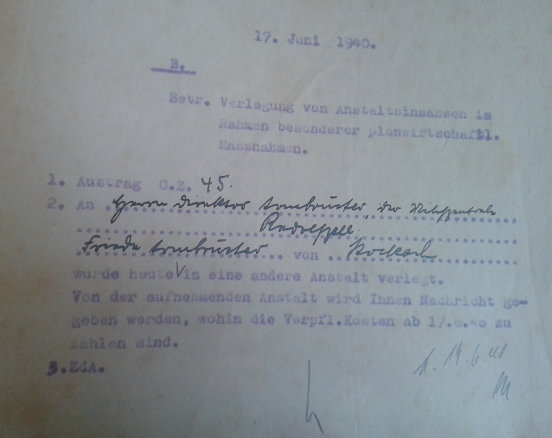 Hektographiertes Formblatt: Mitteilung der Heil- und Pflegeanstalt Reichenau an den Kostenträger Adolf Armbruster, betr. "Verlegung" seiner Schwester "im Rahmen besonderer planwirtschaftlicher Maßnahmen" am 17. 6. 1940. Paraphiert von Direktor Arthur Kuhn.
