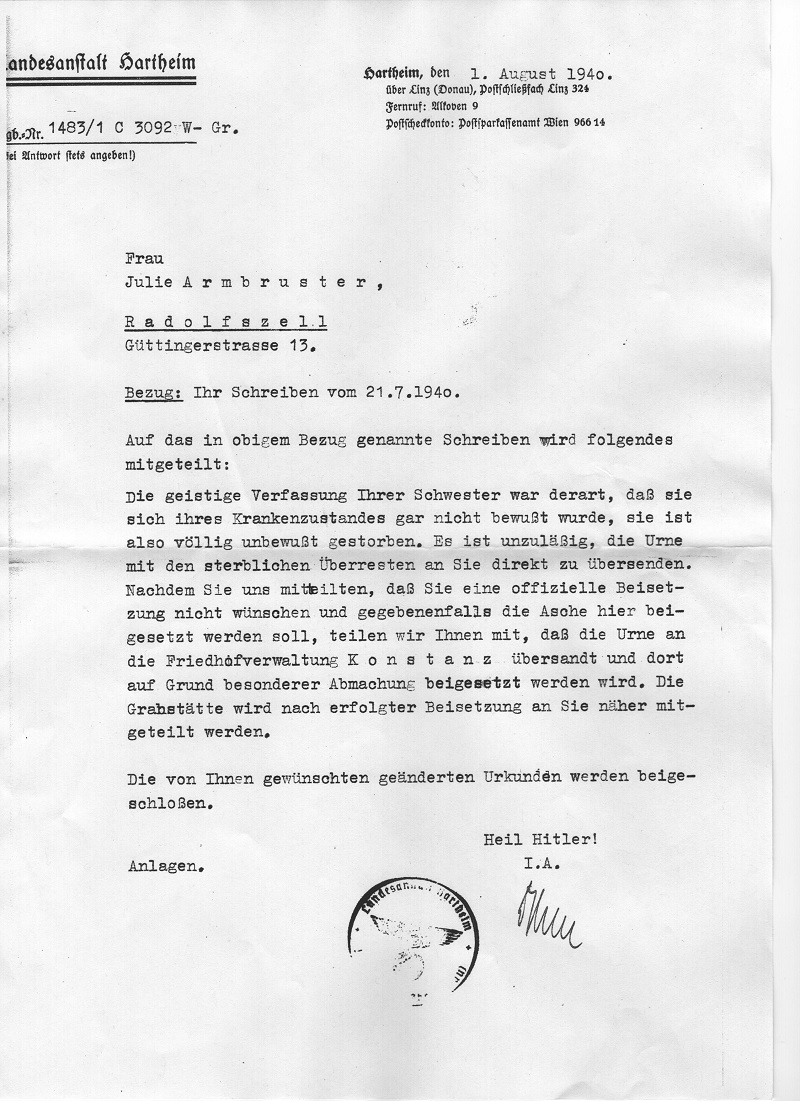 Zweites Schreiben aus Hartheim an die Angehörigen in Radolfzell, unterzeichnet mit demselben Tarnnamen wie die Todesnachricht; zum angeblich völlig "unbewussten" Tod von Frieda Armbruster und zu den Formalitäten der Urnenverschickung nach Konstanz. Privatbesitz Emile Mondon, Erlangen.