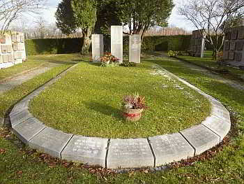 Gedenkstätte für "Euthanasie"-Opfer, Hauptfriedhof Konstanz. Namenstafeln erinnern an die 196 "vergessenen" Urnen der "Euthanasie"-Opfer. Fotografie: Initiative "Stolpersteine für Konstanz"