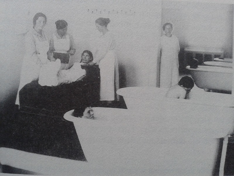 Dauerbad und feuchte Einpackung: Reichenauer Therapieversuche in der Abteilung FU ("Frauen unruhig"). Undatierte Fotografie (um 1925), Archiv des ZfP Reichenau.