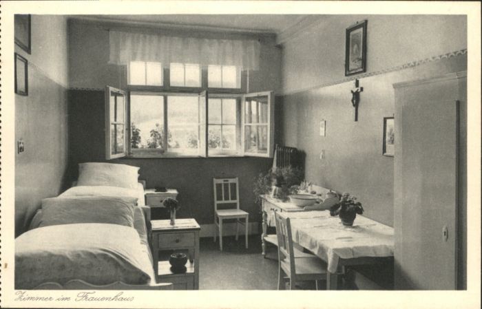 Kreispflegeanstalt Geisingen, Zimmer im Frauenhaus. Zeitgenössisches Karten-Leporello.