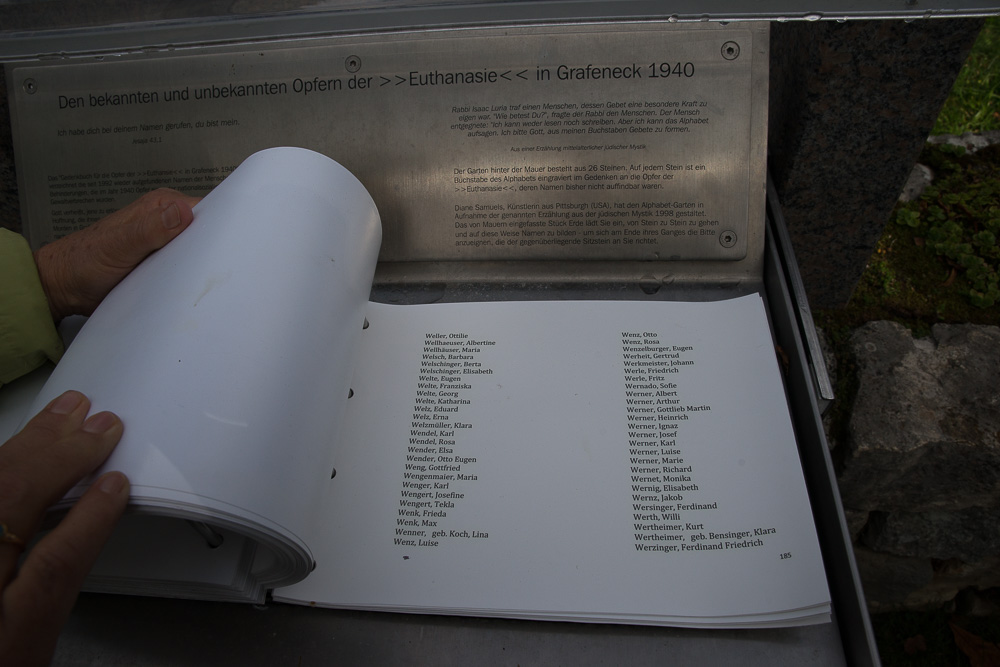 Lebende Angehörige: Werner Welschinger, Sohn von Stefan Welschinger, Markelfingen; Gottfried Blum, Markelfingen, Sohn von Bertas Halbschwester Paula Welschinger. Fotografie: Stefan Winkler.