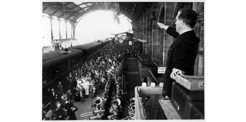 Rainer Schlegel bei seiner Ankunft am Bahnhof Straßburg, 1940. Fotografien: archives.strasbourg.eu